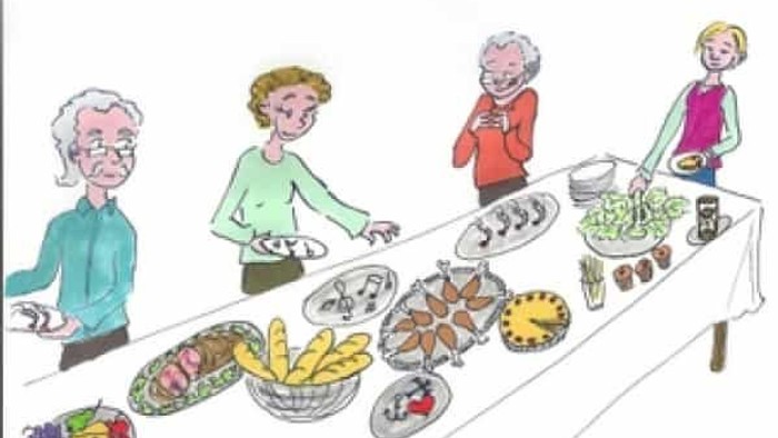 En gruppe pensionister serverer sig selv på en buffet.