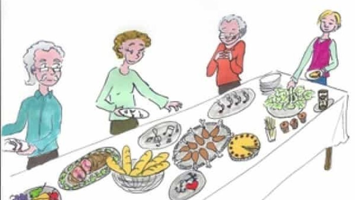 En gruppe pensionister serverer sig selv på en buffet.