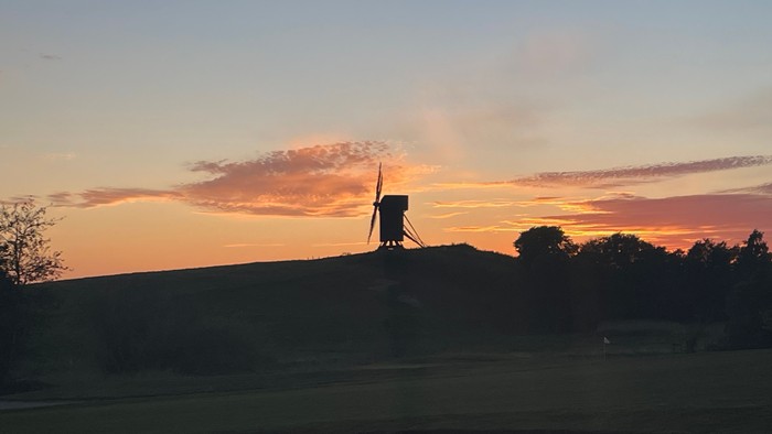 Mølle Pibe mølle på en bakketop i aftensol