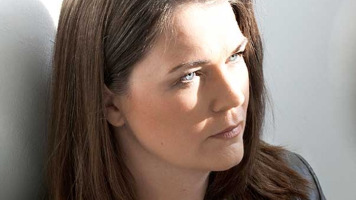 En musiker, der holder en klarinet ved siden af et tankevækkende nærbillede af den samme person.