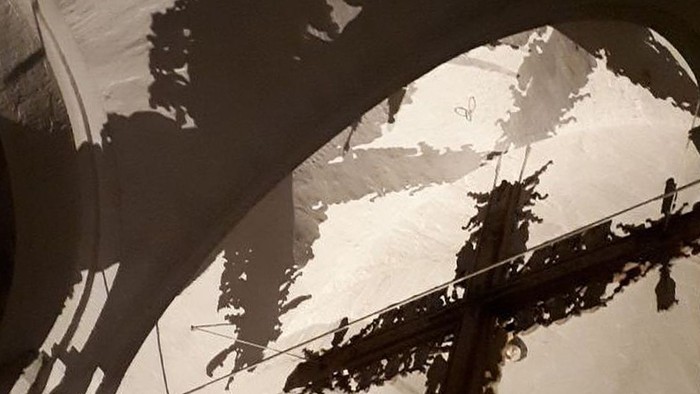 Ein Zug fährt durch einen dunklen Tunnel.