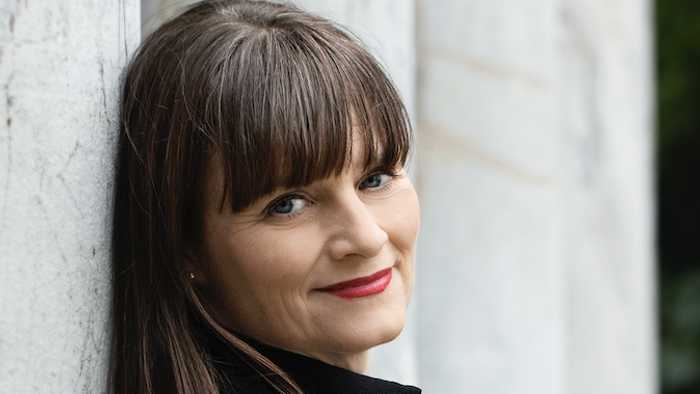 Kvinde med bange ser til side