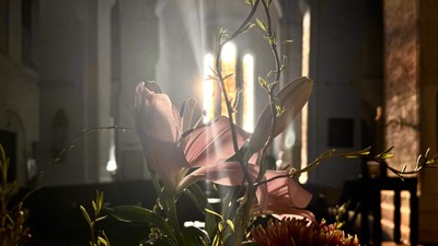 Blumenstrauß im Kirchenlicht