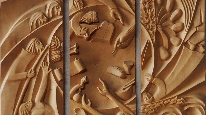 Komplexe Holzschnitzerei, die verschiedene abstrakte und natürliche Elemente darstellt