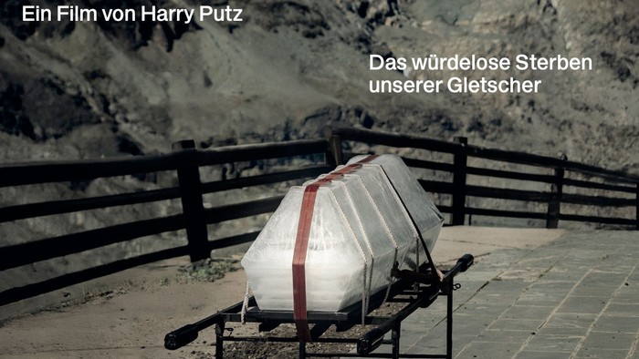 Filmplakat mit dem Titel „Requiem in Weiß“, das eine öde Gletscherszene mit einem verhüllten Objekt und einer Bergkulisse zeigt.