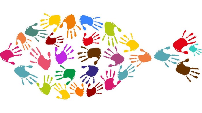 Viele bunte Handabdrücke in Herzform