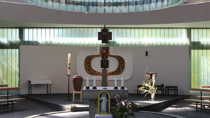 Die Kirche mit Altar, Kreuz und Blumenarrangement
