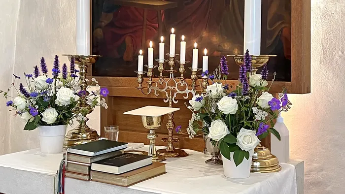 Alter med hvide roser og 7 tændte lys