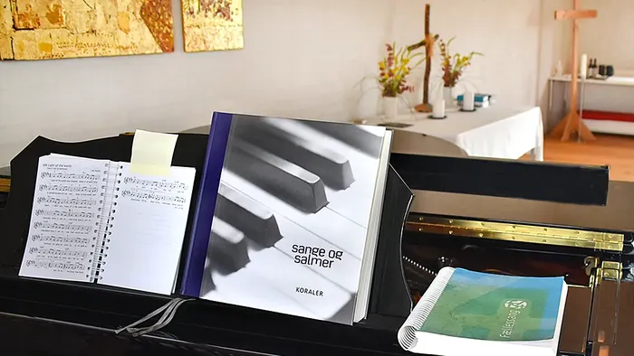 Flygel med sangbøger i Laden