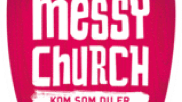Messy Church Logo i rød. Der står Messy Church med store hvide bogstaver på rød baggrund. Nederst står der Kom som du er med hvide bogstaver på rød baggrund.