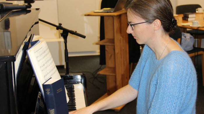 Organist Henriette sidder ved klaveret og spiller