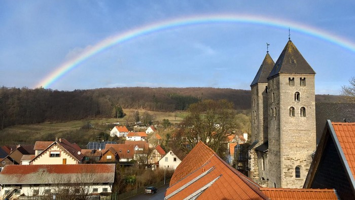 Kirche Flechtdorf mit Regenbogen