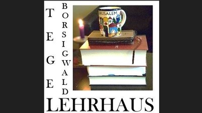 Ein Stapel Bücher mit einer goldenen Statue darauf, vor einem dunklen Hintergrund