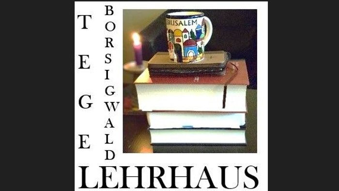 Ein Stapel Bücher mit einer goldenen Statue darauf, vor einem dunklen Hintergrund