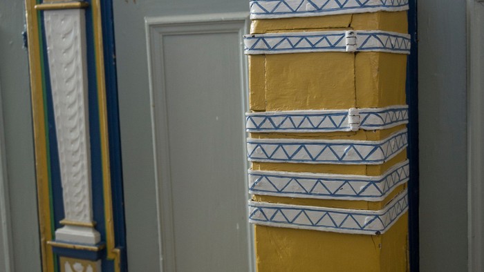 To klokke med blå og gule detaljer og årstal 1723.