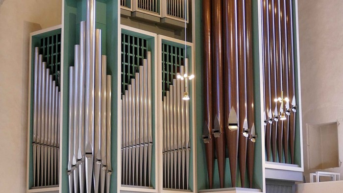 Große Kirchenorgel mit zahlreichen Pfeifen und Manualen.