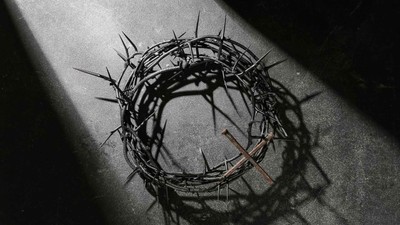 En skyggefuld gengivelse af en tornekrone oplyst af en enkelt lyskilde.