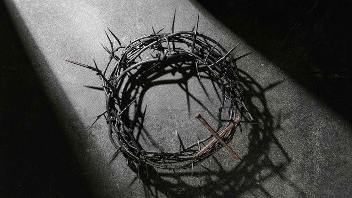 En skyggefuld gengivelse af en tornekrone oplyst af en enkelt lyskilde.