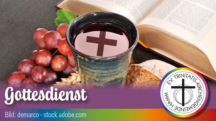 Christliche Abendmahlselemente mit Wein, Brot und Trauben auf einer geöffneten Bibel während eines Gottesdienstes.