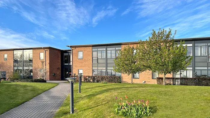 Skovsminde plejecenter ud mod Esbønderupvej i foråret