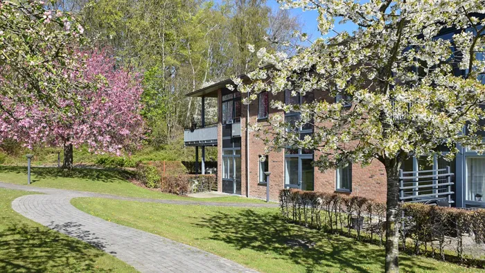 Skovsminde plejecenter med blomstrende japanske kirsebærtræer