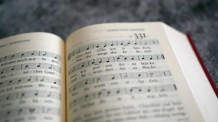 Offenes Buch mit Noten und deutschem Text