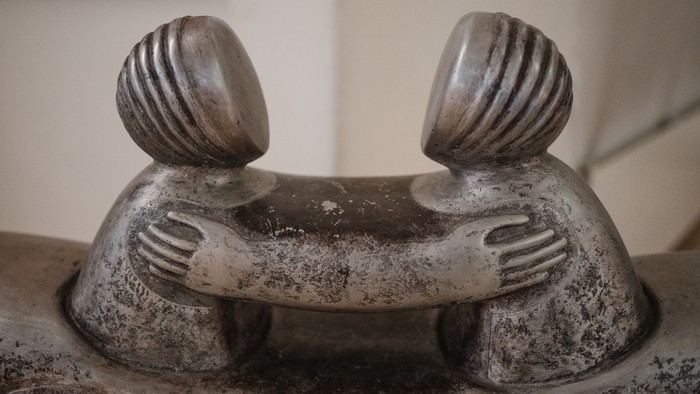 Zwei Figuren aus Keramik umarmen sich.