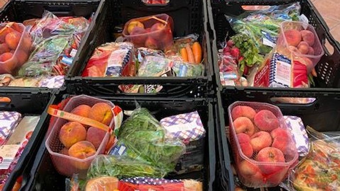 Viele Gemüse- und Obstkisten in einem Markt