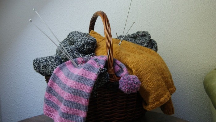 En vickerkurv med strå, der indeholder stråknæpper og ufuldendte stråværker.