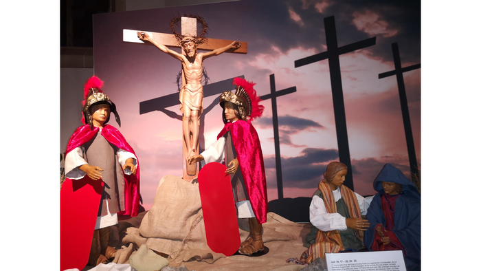 Die Szene zeigt die Kreuzigung Jesu mit Soldaten und Schaulustigen.