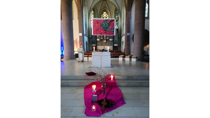 In der Kirche stehen zwei pinkfarbene Geschenke vor dem Altar.
