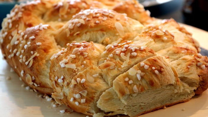 Hefezopf mit Hagelzucker