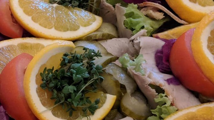 En salat med citron, tomater og grønne urter