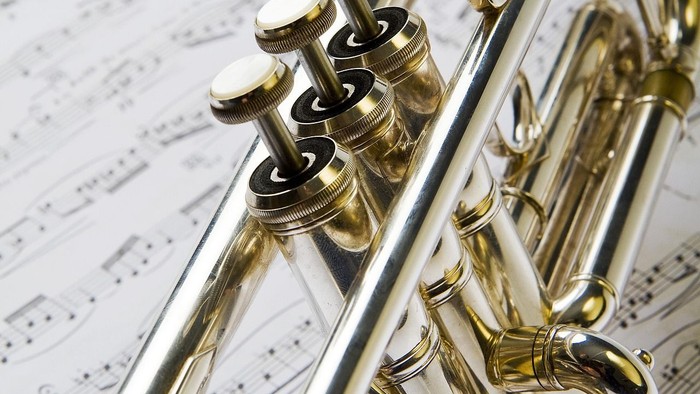Nahaufnahme einer Trompete auf Notenblättern