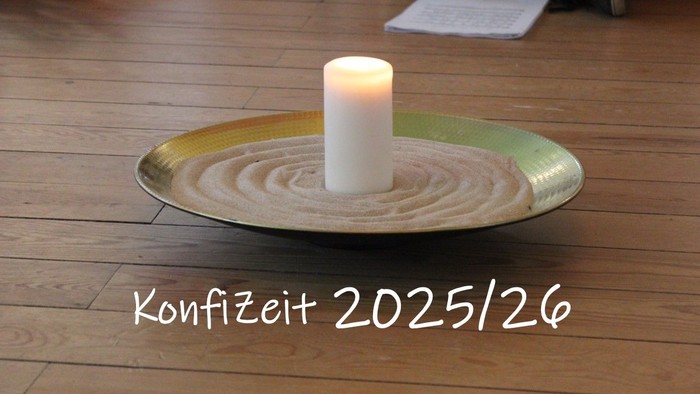 Eine Kerze auf einem Teller, Konfirmation 2025/26