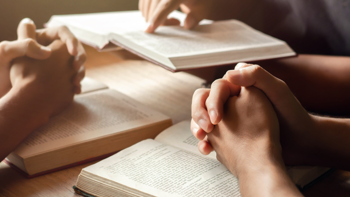 Børn læser bøger på bordet