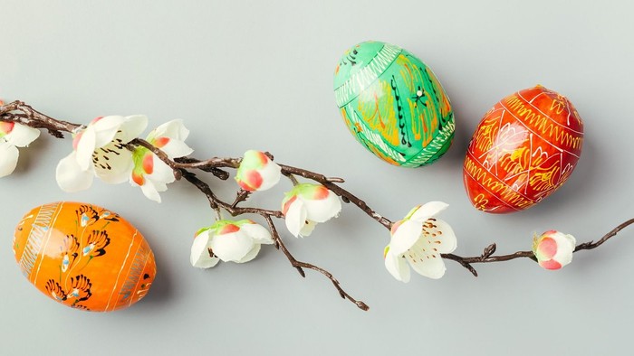 Påskeæg og blomsterende gren