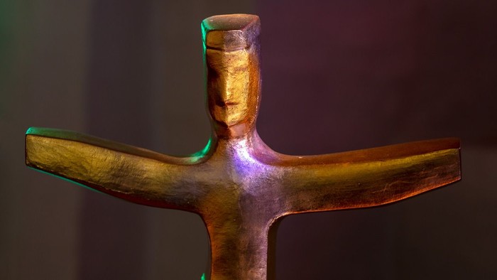 Crucifix på alteret