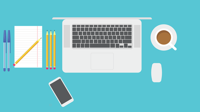 Moderner Arbeitsplatz mit Laptop, Notizbuch, Stiften, Smartphone, Kaffeetasse und kabelloser Maus.