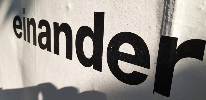 einander!
