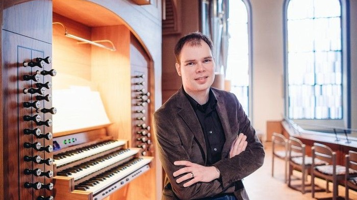 Organist Konrad Paul an der Hey-Orgel