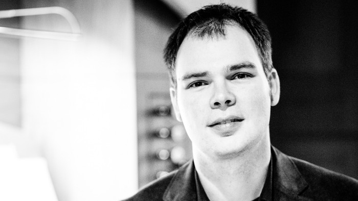 Portrait von Organist Konrad Paul an der Hey-Orgel der Christuskirche