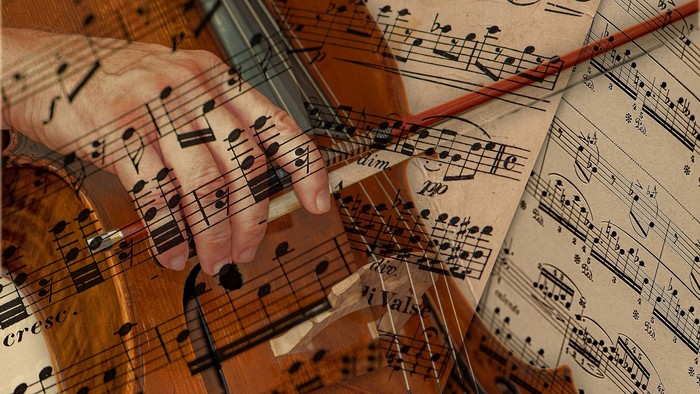 Cello vor Notenblättern