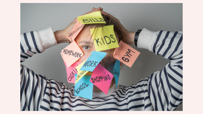 Eine Person balanciert bunte Haftnotizen mit verschiedenen Aufgaben wie „Kinder“, „Arbeit“ und „Hausaufgaben“ auf dem Kopf.