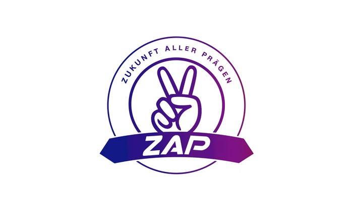 Logo mit einem Friedenszeichen, das „ZAP“ und den deutschen Slogan „ZUKUNFT ALLER PRÄGEN“ in einem runden Abzeichen enthält.