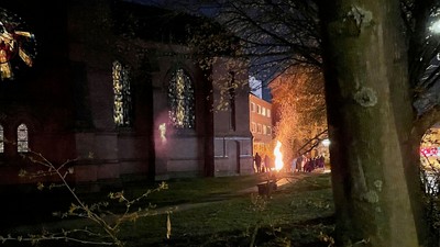 Nachtszene mit beleuchtetem Haus und Baum