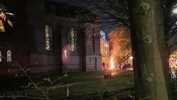 Nachtszene mit beleuchtetem Haus und Baum