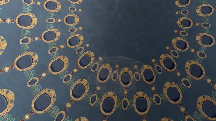 Komplexe Decke und Boden mit aufwendigen geometrischen Mustern in Gold- und Blautönen.