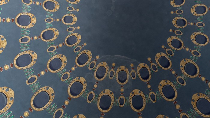 Komplexe Decke und Boden mit aufwendigen geometrischen Mustern in Gold- und Blautönen.