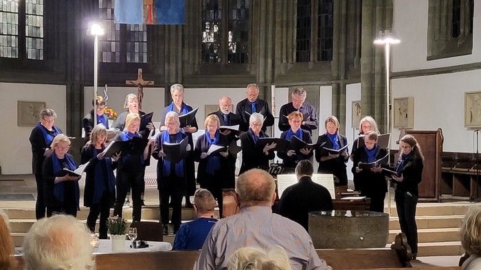 Kirchenchor singt in einem Dom.